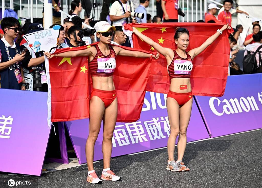 然而仿佛背后有一只;无形的手在操控，不但让寻找真相的调查组举步维艰，而且还纵容黑恶势力继续逍遥法外
